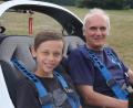 Bild: kro
Der zwölfjährige Cedric Erl war begeistert nach seinem Rundflug mit einem Motorsegler über Tirschenreuth. Als Pilot fungierte Oliver Faber.