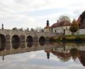 Archivbild: cr
Die zur Mitte hin ansteigende und rund 92 Meter lange Fischhofbrücke besteht aus massiven Granitblöcken. Sie ist der weltberühmten Steinernen Brücke in Regensburg nachempfunden und wurde von Philipp Muttone erbaut.