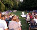 Bild: mng
Beim Zeltlager der Pfarrjugend sind Eltern generell tabu. Beim Feldgottesdienst, den Stadtpfarrer Edmund Prechtl zelebriert gilt das aber nicht.