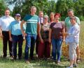 Bild: bsc
Tief beeindruckt von den Bemühungen der Steinwald-Allianz waren zum Start ihrer Tourismus-Tour durch Ostbayern der tourismuspolitische Sprecher der Grünen im Bayerischen Landtag, Christian Zwanziger (Dritter von links) und seine Fraktionskollegin Anna Toman (Dritte von rechts). Lisa Rauh (rechts) und Thomas Schultes (Sechster von rechts) präsentierten den Gästen die Mohnfelder der Friedenfelser Betriebe. Außerdem begleiteten die Feldbegehung (von links) Martin Schmid, Heinz Erhard, Heidrun Schelzke-Deubzer, Simone Blumhof und Karl Zeh.