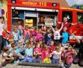 Bild: gto
Die Lintacher Kinder mit der stellvertretenden Kindergartenleiterin Andrea Dobmeier (links) besuchen die Feuerwehr. Brandschutzerzieher Tobias Göbl (hinten rechts) stellt ihnen die Ausrüstung vor.