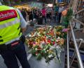 Bild:  Frank Rumpenhorst/dpa
Ein Mitarbeiter des Sicherheitsdienstes der Deutschen Bahn steht am Bahnsteig 7 im Frankfurter Hauptbahnhof vor den abgelegten Kerzen und Blumen. Ein achtjähriger Junge ist hier am Tag zuvor von einem Mann vor den einfahrenden ICE gestoßen und getötet worden.