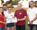 Bild: ü
Einen Scheck über 660 Euro überreichen (on links) Alisa Plößner, Michael Hagenburger, Laura Hagenburger und Stephan Schmidt (von rechts) im Namen der Mannschaften und Funktionäre des Sportclubs an Michael Sporrer, den Vorsitzenden des Vereins "Hilfe für Anja".