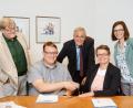 Bild: Gabi Schönberger
Alexander Grundler, ehemaliger Integrationsbeauftragter (Zweiter von links), übergibt sein Amt an seine Nachfolgerin Susanne Reinhard. Mit auf dem Bild: Veit Wagner, Sprecher des Integrationsbeirates (von links), Oberbürgermeister Kurt Seggewiß, sowie Roswitha Ruidisch, Leiterin der Stabstelle Presse, Öffentlichkeitsarbeit, Stadtentwicklung und Statistik.