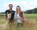 Bild: Evi Wagner
Anita und Michael Spangler aus Amberg haben die flauschigen Alpakas in ihr Herz geschlossen. Ein Leben ohne die MIni-Kamele können sie sich nicht mehr vorstellen.