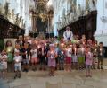 Bild: exb
Die Vorschulkinder beider Kinderhäuser zusammen mit Stadtpfarrer Thomas Vogl beim Tauferinnerungsfest in der Basilika.