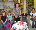 Bild: gi
Aufmerksam lauschten die Kinder dem Märchen von dem Sommer- und dem Wintergarten mit Märchentante Anni Hierold im Rahmen des Ferienprogramms.