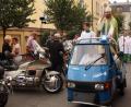 Bild: R. Kreuzer
Von einem Dreirad aus segnete Kaplan Pater Johannes Bosco beim Motorradgottesdienst die vielen Zweiräder.