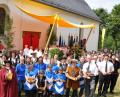 Bild: es
Mehrere Generationen von Reitern kommen schon seit vielen Jahren zum St.Jodok-Ritt nach Tännesberg. Für ihre langjährige Treue werden sie von Benedikt Uhlemann (rechts) und Rebekka Fischer (links) vom Jodokritt-Verein geehrt.