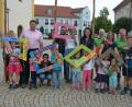 Bild: jr
Fünf bunte Bilderrahmen haben die Kinder und Jugendlichen des OGV Mitterteich geschaffen, die an markanten Stellen platziert wurden. Mitgeholfen haben beim Aufstellen Stadtgärtner Willi Kilian (rechts), OGV-Vorsitzende Marion Puchta (Dritte von rechts), OGV-Ehrenvorsitzender Alfred Hecht (Fünfter von rechts), weitere Mitglieder des Vereins und Zweiter Bürgermeister Stefan Grillmeier (hintere Reihe, links).