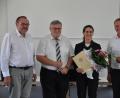 Bild: ak
Die Bürgermeister Rudi Heier, Manfred Porsch (von links) und Wolfgang Hübner verabschieden Simone Walter (von rechts) aus dem Gemeinderat.