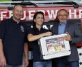 Bild: zer
Die Jugendwehr freut sich über die Spende eines Brandschutzkoffers. Von links Martin Hastler, Corinna Zintl und Andreas Krenn.