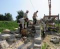 Bild: Ulla Britta Baumer
Handwerker von heute arbeiten mit Techniken von gestern: Im Geschichtspark Bärnau-Tachov entsteht eine Burg. Ein kleiner Teil des Mauerwerks ist bereits errichtet. Aber ohne moderne Hilfsmittel geht natürlich alles nur langsam voran.