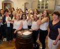 Bild: do
Spende Frauenbund an Feuerwehr-Festdamen.