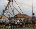 Bild: Köppl
Die zahlreichen Helfer mussten sich ganz schön einspreizen, bis der Kirwabaum in die Senkrechte gewuchtet war.