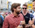 Bild: Gerhard Götz
Pop-Sänger Alvaro Soler (links) war schon bei der Ankunft auf dem Marktplatz.