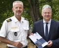 Bild: Petra Hartl
Landrat Richard Reisinger (rechts) hält den Sicherheitsbericht in den Händen, den ihn Polizeivizepräsident Thomas Schöniger überreichte.