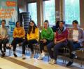 Bild: weu
Die zwei Moderatoren Simal Bervari und Jerome Schwappach (stehend, von links) und die Mitarbeiterinnen Pia Bittner und Esther Mankin (von rechts) von der Deutschen Kinder-und Jugendstiftung diskutierten bei einem Workshop im Mehrgenerationentreff über das Thema „Jugend-Engagement“.