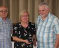 Bild: kro
Der Ehrenring in Silber wurde Heimatkreis-Vorsitzender Regine Löffler-Klemsche (Mitte) verliehen. Die Auszeichnung überreichten Laudator Peter Valenta (links) und stellvertretender Vorsitzender Gerhard Bezenka (rechts).