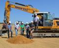 Bild: buc
Spatenstich im Gewerbegebiet von links: David Sochor, Jan Mareš, Bürgermeister Reiner Gäbl, dritter Bürgermeister Josef Illing, Bauleiter Matthias Eckert, Reger-Bau, Firmeninhaber und Bauherr Georg Kneißl, Baggerführer Rainer Richthammer.