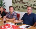 Bild: Thomas Dobler
Udo Fechtner (IG Metall, rechts) und Betriebsräte der Kennametal-Werke in Nabburg und Vohenstrauß äußerten sich nach Betriebsversammlungen in den drei oberpfälzischen Standorten besorgt über die Strategie des Mutterkonzerns, dessen Sitz in den USA ist.
