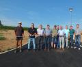 Bild: Josef Ott
Offizielle Freigabe des neuen Baugebiets mit (von links) Christian Bäuml, Projektleiter Michael Feit, Projektentwickler Erich Maul (alle Firma Markgraf), Alexander Greiner, Michael Pollok (beide Bauverwaltung Kümmersbruck), Thomas Krybus (Wasser und Energie Kümmersbruck), Bürgermeister Roland Strehl, Werkleiter Günter Karzmaczyk (Wasser und Energie Kümmersbruck), Helmut Schäfer (Stadtwerke Amberg), Reinhard Standecker (Büro Renner+Hartmann Consult Amberg).