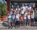 Bild: bk
Zum Abschluss des Schwimmkurses überreichen die Trainer an die Kinder Abzeichen.