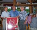 Bild: enz
Bürgermeister Klaus Meyer (Mitte) mit den ehemaligen Dürrmaulern Rudolf Stich (rechts) und Franz Müller (links) sowie dem Gastgeschenk für den Bürgermeister von Drmoul