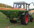 Bild: frd
Mit seinem am Traktor angebrachten Streuer führte Johannes Hösl die effiziente Mineraldüngerausbringung vor. Das linke Trassierband stellte den Feldrand dar. Über diese Grenze hinaus sollte nicht gedüngt werden.