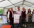 Bild: do
Notenüult-Banner im Wert von knapp 400 Euro für die Klosterbläser übergibt Spender Johann Mayer (Mitte) an Chefdirigent Pater Adrian Kugler (links) und Sprecher Christian Gebhardt.