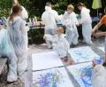 Bild: Gabi Schönberger
Im Garten des Kunstbaus in Weiden lernen die Kinder beim Ferienprogramm, wie "Action Painting" geht.