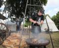Bild: Wolfgang Steinbacher
Das Feuer lodert schon, die Zelte stehen: Am Freitagabend um 19 Uhr schickt der Verein Cantus Ferrum die Amberger beim Brunnenfest zurück ins 15. Jahrhundert.