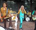 Bild: R. Kreuzer
Sogar Büstenhalter fliegen der "Golden Glitter Band" um die Ohren.