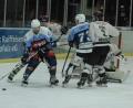 Bild: gb
Der Deutsche Eishockey-Bund gab am Donnerstag den Spielplan der Oberliga Süd bekannt. Die Blue Devils Weiden starten am 27. September mit der Partie bei den Starbulls Rosenheim. Das erste Heimspiel steigt am Sonntag, 29. September, gegen den Höchstadter EC (Szene mit Herbert Geisberger, links, und Tomas Rubes aus der vergangenen Saison).