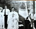 Archivbild: es
Pfarrer Martin Neumaier segnete 1983 die erneuerte Fahne des Kriegerverenis Kleinschwand/Voitsberg, links davon ist Fahnenbraut Anna Kick.