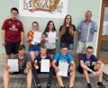 Bild: gis
Die erfolgreichen Jungschützen (vorne, von links): Jonas Kuhbandner, Sebastian Pühl, Hannes Kellner und Christoph Bauer sowie (hinten, von links) Korbinian Bauer, Verena Michl, Veronica Hecht, Maria Kausler und Gaujugendleiter Hans-Jürgen Hautmann.
