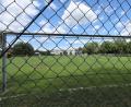 Bild: Wolfgang Steinbacher
Zwischen der Tennisanlage des TC Amberg am Schanzl (im Hintergrund) und dem Vilsufer auf dem Landesgartenschaugelände (rechts) hat der ESV Amberg seinen Fußballplatz. Seit dieser Saison aber keine eigene Mannschaft mehr. Derzeit laufen die Planungen, einen Neuanfang zu starten.