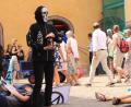 Bild: Extinction Rebellion
Bei einem „Die-In“ legten sich die Aktivisten vor dem Alten Rathaus wie Sterbende auf den Boden. Nele Heaslip trat als der Tod auf.