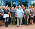 Bild: ckl
Im Kreise seiner Mitarbeiter fühlt sich Firmenchef Josef Pöllath (vorne, Mitte) sichtlich wohl. Nach mehr als 20 Jahren verabschiedet er sich jetzt zwar nicht aus der Firma, jedoch aus deren Leitung. Seinen Bruder Albert Pöllath (Neunter von links) wird er aber weiterhin unterstützen. Ebenfalls geehrt wurde Mitarbeiterin Alexandra Günther (Fünfte von links) für ihre langjährige Betriebszugehörigkeit.