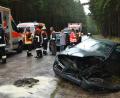 Bild: dob
Ein Sekundenschlaf ist laut Polizeiangaben der Auslöser für diesen schweren Verkehrsunfall mit drei Verletzten. Der BMW-Fahrer krachte in den Gegenverkehr.