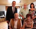 Bild: Stadt Tirschenreuth/exb
Jubilar Alois Wegmann mit Ehefrau Anna (sitzend), dahinter Stieftochter Birgit Schaller mit Ehemann Hans Schaller (Mitte) und Bürgermeister Franz Stahl.