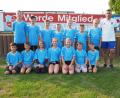 Bild: wmi
Sie feiern ihren Meistertitel: die E-Junioren (vorne, von links) Nico Lautner, Timo Wiesnet, Linda Pittner, Charlotte Kausler, Linda Schmid, Sebastian Betzl, Paul Ackerschewski und (hinten, von links) Erik Kausler, Emilia Ruder, Nico Kausler, Mika Dötsch, Felix Brütting, Hannes Biersack und Felix Groher. Trainer Dieter Biersack ist stolz auf sein Team.
