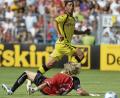 Bild: Tobias Büttner
Das war das 1:0 für Borussia Dortmund: Der damalige Dortmunder Neuzugang Lucas Barrios aus Paraguay schob das Leder an Weidens Keeper Jonas Sela vorbei ins Tor.