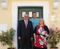 Bild: enz
Zum 25jährigen Dienstjubiläum gratulierten Claudia Hart Bürgermeister Klaus Meyer (links) und Geschäftsleiter Stefan Döllinger.