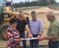 Bild: cro
Bürgermeister Thomas Meiler (Dritter von links) sieht sich mit seinen CSU-Kollegen aus der Gemeinderatsfraktion, Christina Rosner, Peter Schmidt, und Rudi Hauke (von links), das neu erschlossene Baugebiet an.