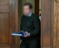 Bild: Armin Weigel/dpa
Der Angeklagte geht in den Verhandlungssaal des Landgerichts.