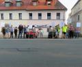 Bild: ow
Zur jüngsten Stadtratssitzung hat die Interessengemeinschaft für den Erhalt des Marktplatzes der Ackerbürgerstadt Neustadt am Kulm ihre Anhänger aufgerufen, für ihre Forderungen zu demonstrieren. Knapp 20 Bürger folgen diesem Aufruf und zeigen mit Transparenten und einem Pfeifkonzert ihren Unwillen über die Absichten des Stadtparlaments, das Stadtzentrum neu zu gestalten.