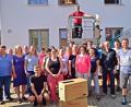 Bild: no
Die Bediensteten der Verwaltungsgemeinschaft sowie die Bauhofmitarbeiter der Gemeinden Illschwang und Birgland packen beim Umzug ins neue Rathaus kräftig mit an. Links der Illschwanger Bürgermeister Dieter Dehling, Dritte von links die Bürgermeisterin der Gemeinde Birgland, Brigitte Bachmann, und Dritter von rechts der Leiter der Verwaltungsgemeinschaft, Siegfried Holler.