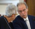 Bild: hwo
Geld kann niemals den Verlust eines nahen Angehörigen ersetzen. Doch die Eltern des bei Nittenau duch einen Schuss getöteten Ingenieurs Harald S.
(47) erhalten nun 20 000 Euro, die als Geste der Reue zu werten sind.
Links im Bild die Mutter des Opfers, Angela S. (72) aus Regensburg, rechts ihr juristischer Interessensvertreter Karl Langsch.