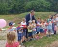 Bild: jss
Zur Eröffnung des Spielplatzes am Büttellochweg waren neben den Mitarbeitern des Bauhofs und Bürgermeister Franz Stahl auch Anwohner mit ihren Kindern gekommen.